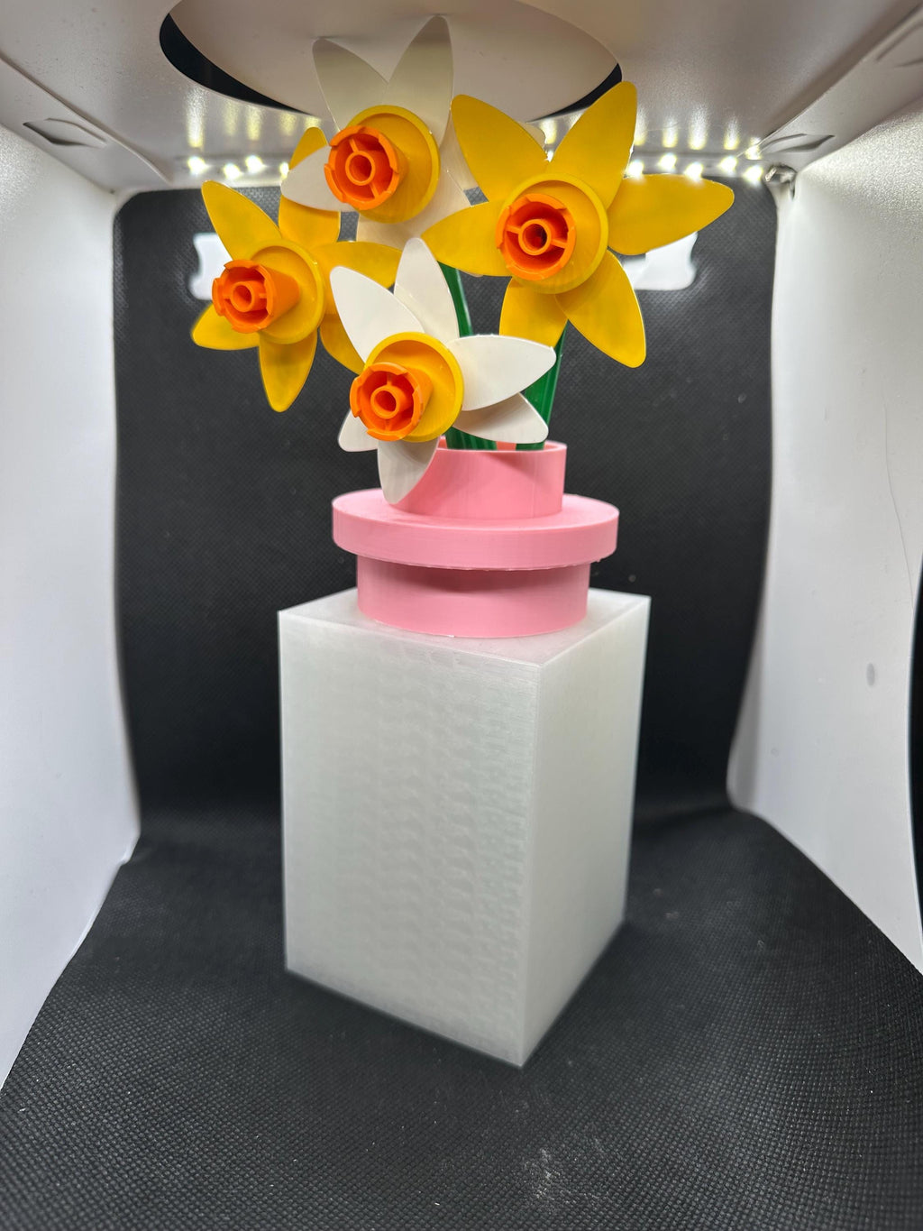 Brick 1x1 vase with removeable lid similar to  109865 flowers not included