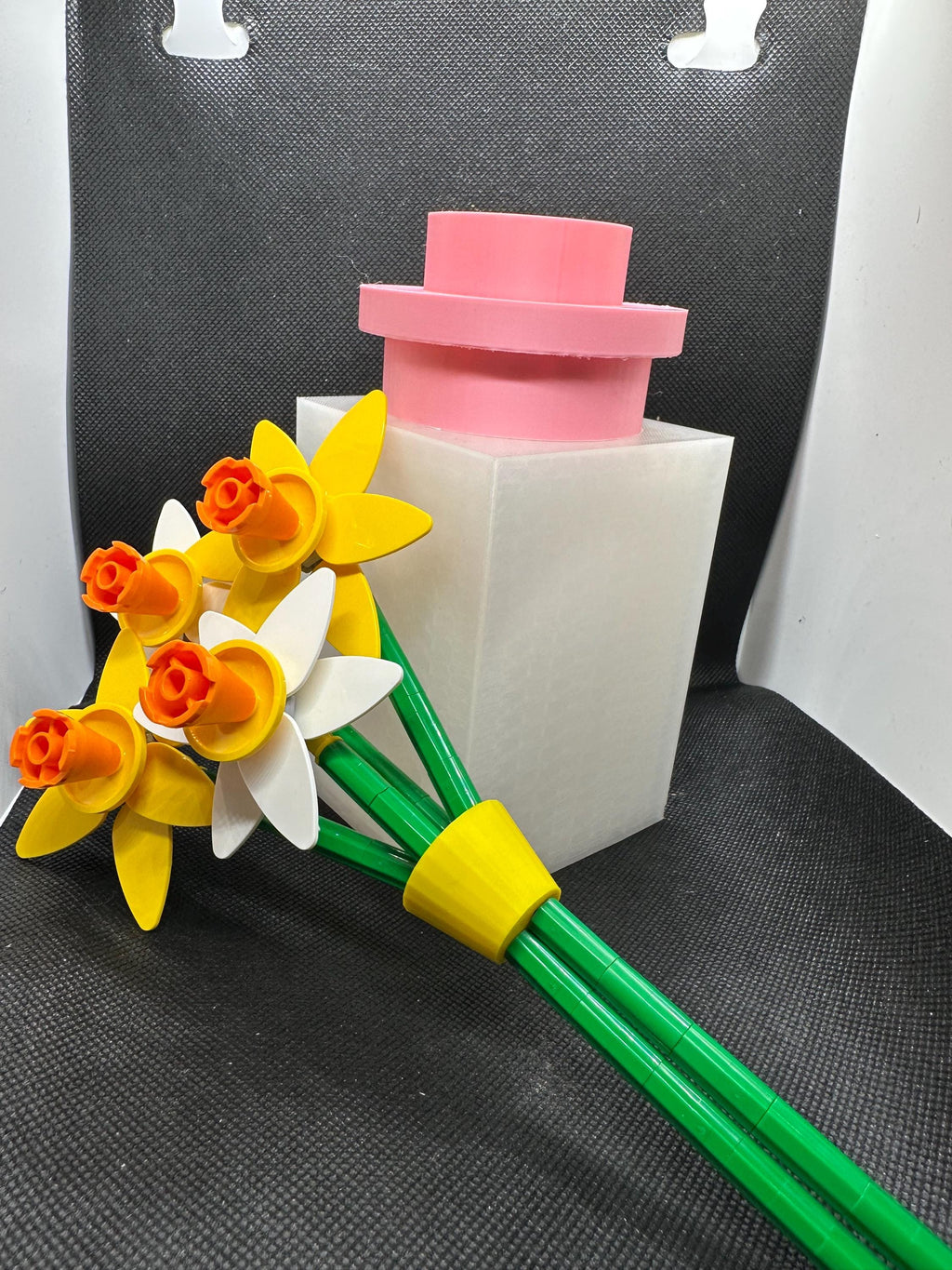 Brick 1x1 vase with removeable lid similar to  109865 flowers not included