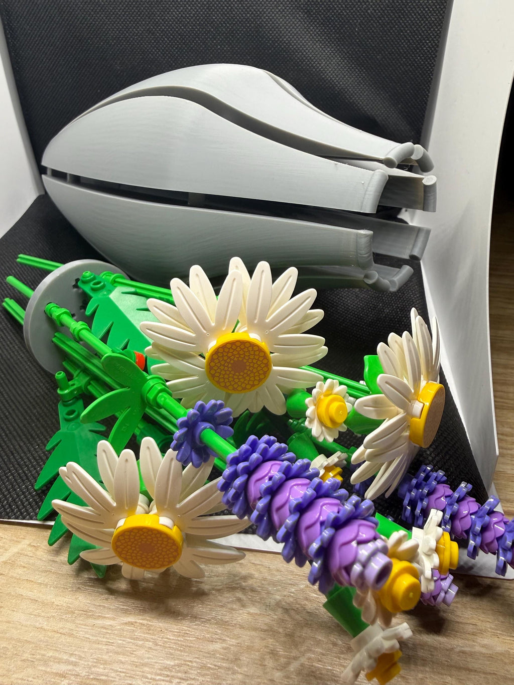 3D printed vase with insert compatible with Lego flowers