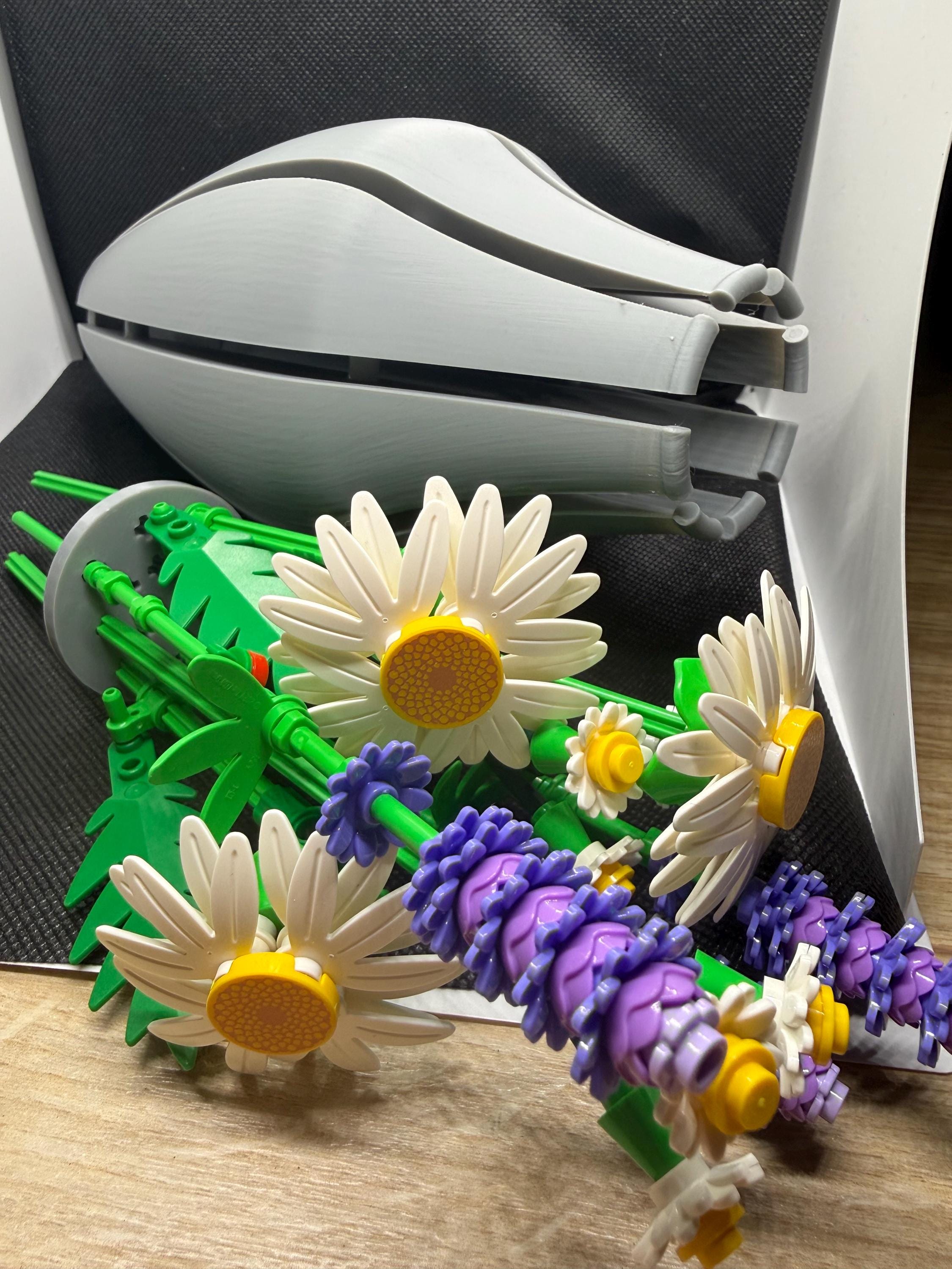 3D printed vase with insert compatible with Lego flowers